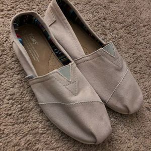 Light grey Toms. Size 7